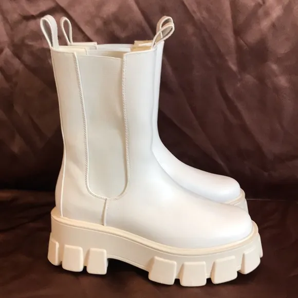 NEW Pretty Little Thing Cream Chunky extreme cleated Chelsea ankle boots 6.5 - 7