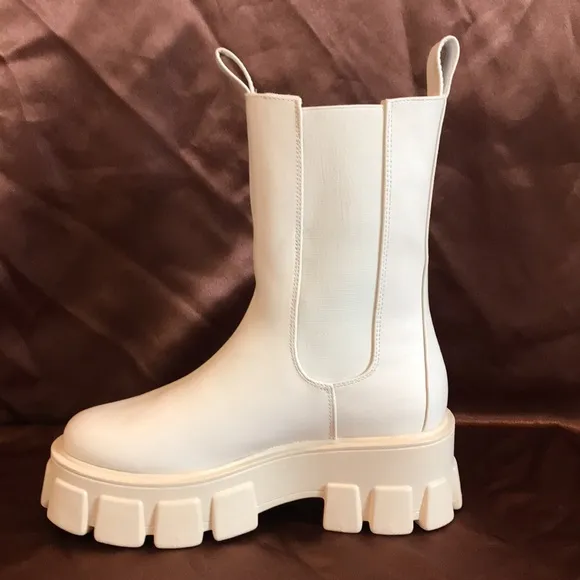NEW Pretty Little Thing Cream Chunky extreme cleated Chelsea ankle boots 6.5 - 7