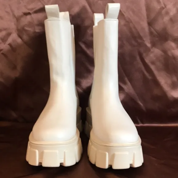 NEW Pretty Little Thing Cream Chunky extreme cleated Chelsea ankle boots 6.5 - 7