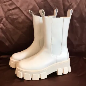 NEW Pretty Little Thing Cream Chunky extreme cleated Chelsea ankle boots 6.5 - 7