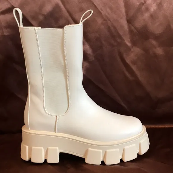 NEW Pretty Little Thing Cream Chunky extreme cleated Chelsea ankle boots 6.5 - 7