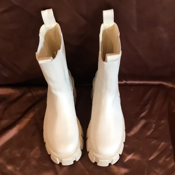 NEW Pretty Little Thing Cream Chunky extreme cleated Chelsea ankle boots 6.5 - 7