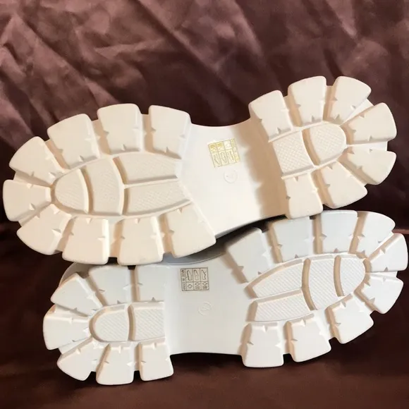 NEW Pretty Little Thing Cream Chunky extreme cleated Chelsea ankle boots 6.5 - 7