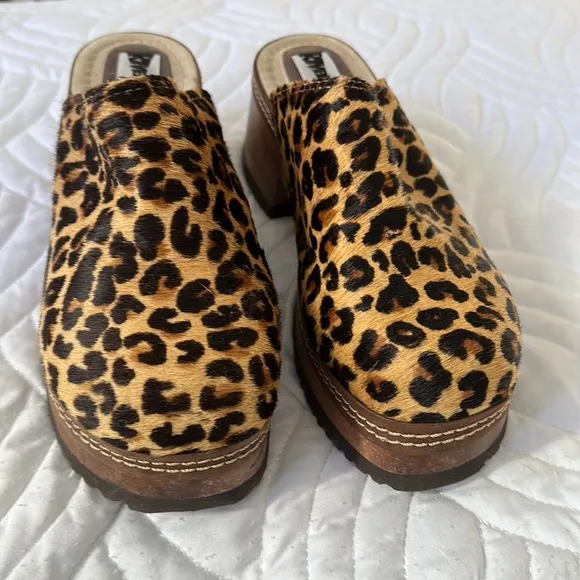 New Riverstone handstitch felt leopard wood w/ leather platform &amp; rubber clogs
