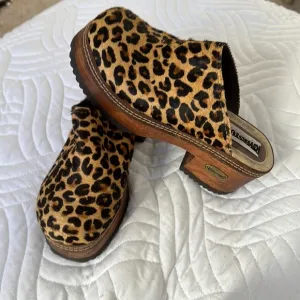 New Riverstone handstitch felt leopard wood w/ leather platform &amp; rubber clogs