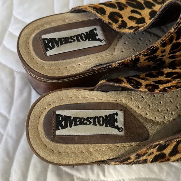 New Riverstone handstitch felt leopard wood w/ leather platform &amp; rubber clogs