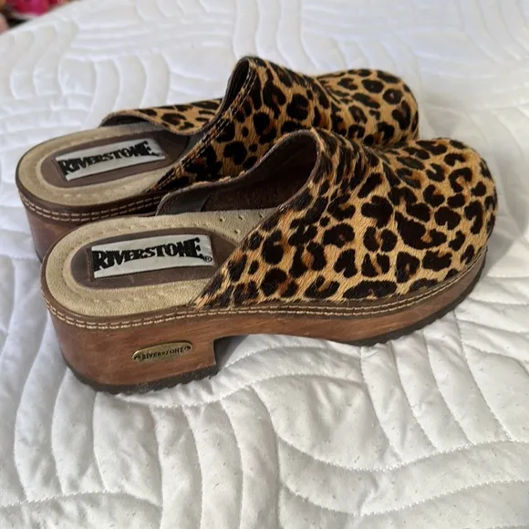 New Riverstone handstitch felt leopard wood w/ leather platform &amp; rubber clogs