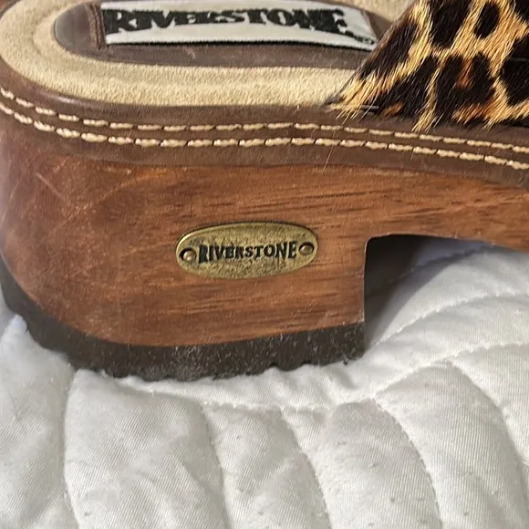 New Riverstone handstitch felt leopard wood w/ leather platform &amp; rubber clogs