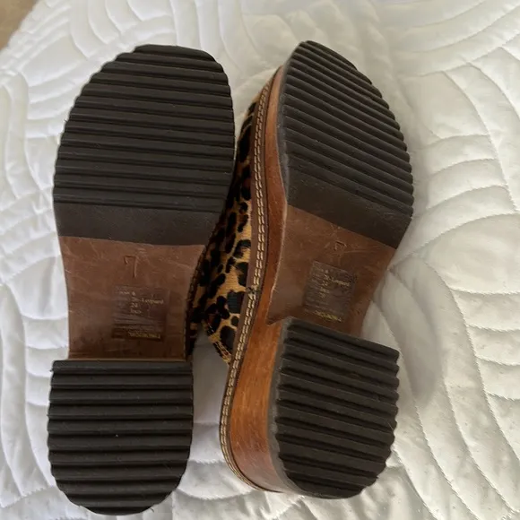 New Riverstone handstitch felt leopard wood w/ leather platform &amp; rubber clogs