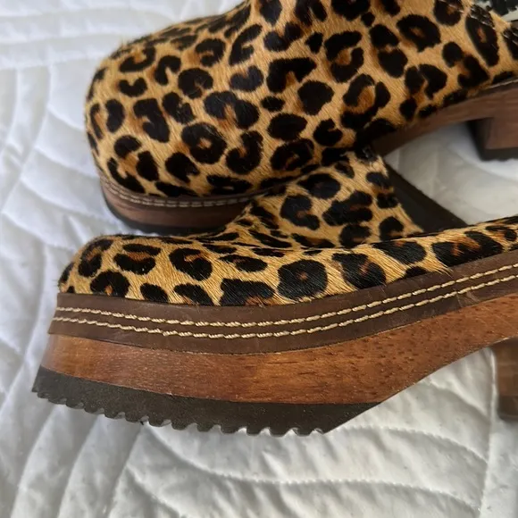 New Riverstone handstitch felt leopard wood w/ leather platform &amp; rubber clogs