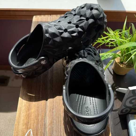 NEW UNISEX CROCS - Classic Style - Geometric Shapes - Sz 9 Women / Sz 7 Men’s