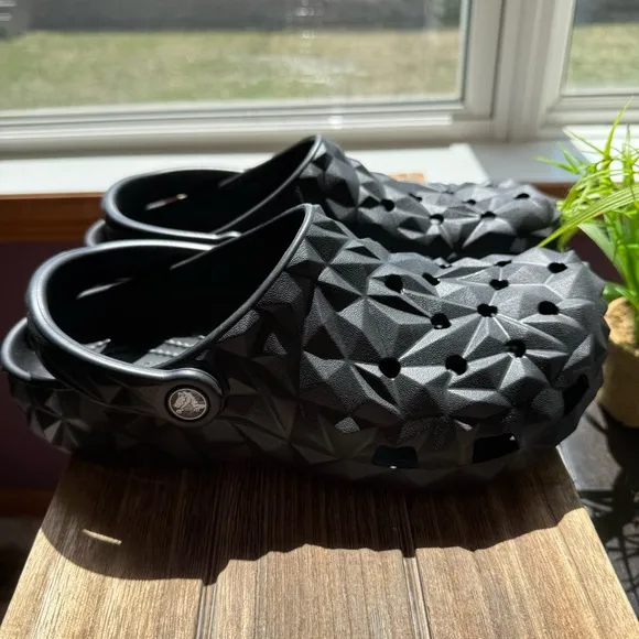 NEW UNISEX CROCS - Classic Style - Geometric Shapes - Sz 9 Women / Sz 7 Men’s