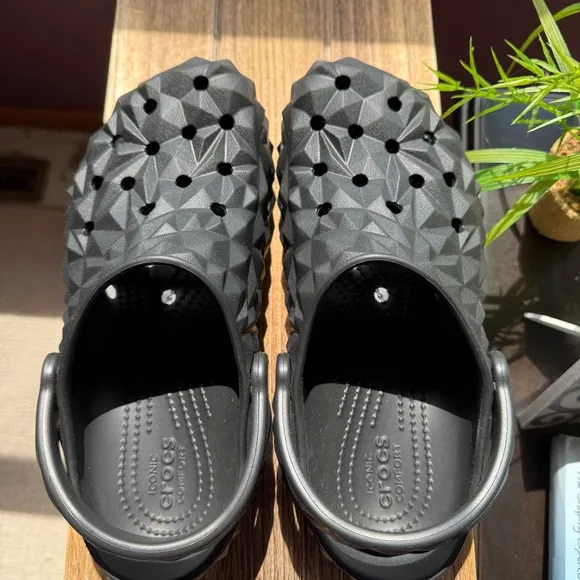 NEW UNISEX CROCS - Classic Style - Geometric Shapes - Sz 9 Women / Sz 7 Men’s