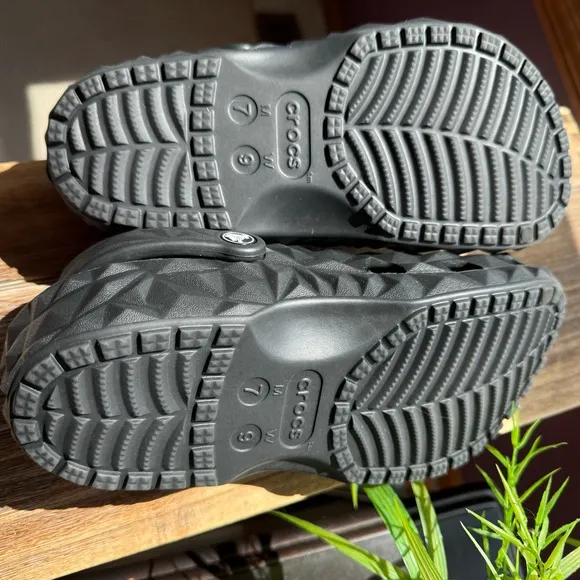 NEW UNISEX CROCS - Classic Style - Geometric Shapes - Sz 9 Women / Sz 7 Men’s
