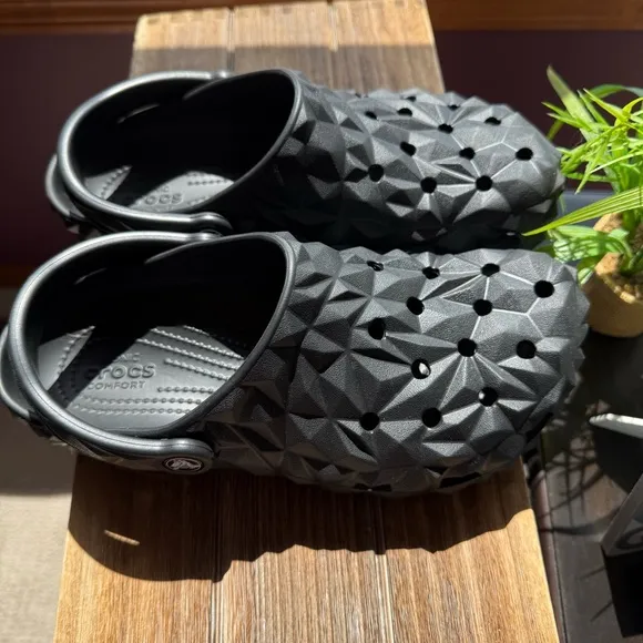NEW UNISEX CROCS - Classic Style - Geometric Shapes - Sz 9 Women / Sz 7 Men’s