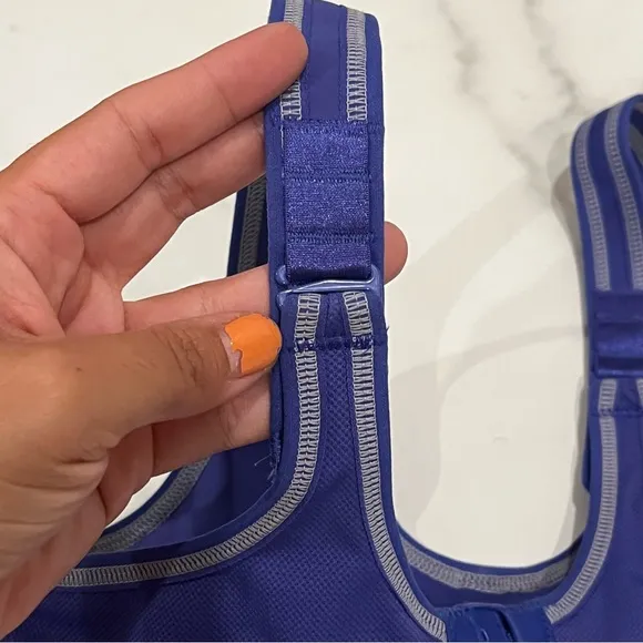 New Wacoal Simone sport underwire sports bra in blue and white stitching 34C