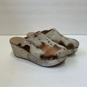 NEW WITHOUT TAGS CHOCOLAT BLU YOMA BRONZE CALF HAIR LEATHER PLATFORM CLOGS.