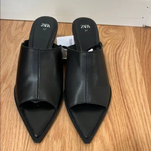 New! Zara 6.5 Black leather pointed toe block heel mules.