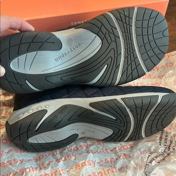 NIB- 7W/ EASY SPIRIT-Navy Slip-On Sneakers