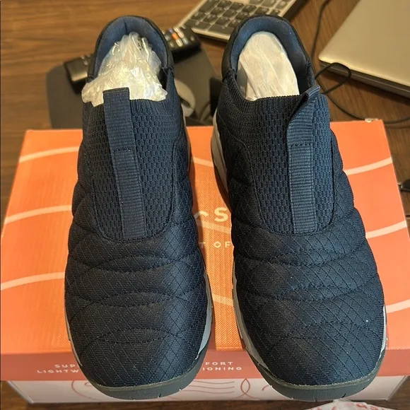 NIB- 7W/ EASY SPIRIT-Navy Slip-On Sneakers