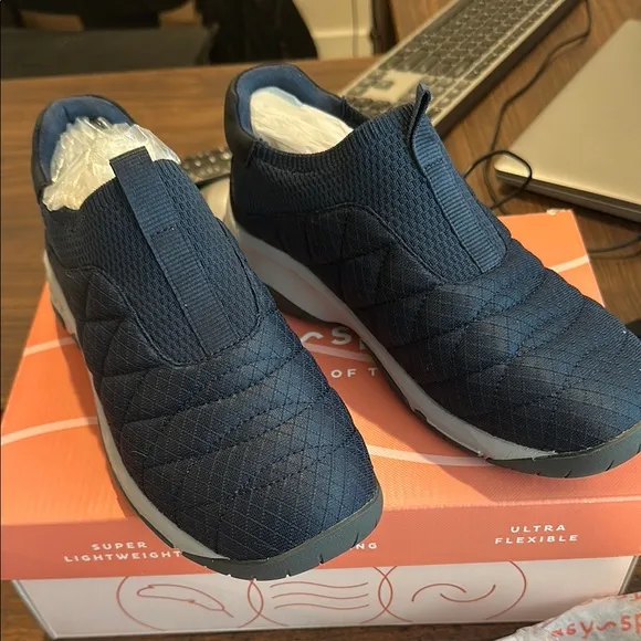 NIB- 7W/ EASY SPIRIT-Navy Slip-On Sneakers