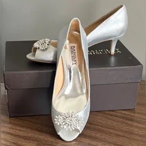 NIB Badgley Mischka ‘Nakita II’ Silver Leather, Peep Toe Kitten Heels, Size 6.5