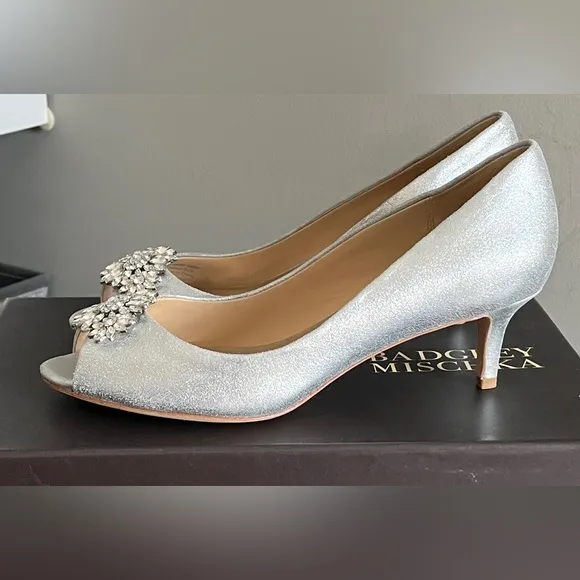 NIB Badgley Mischka ‘Nakita II’ Silver Leather, Peep Toe Kitten Heels, Size 6.5
