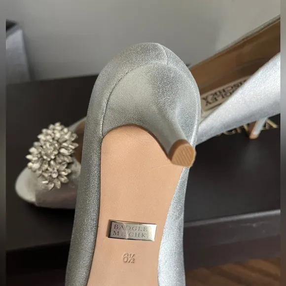 NIB Badgley Mischka ‘Nakita II’ Silver Leather, Peep Toe Kitten Heels, Size 6.5