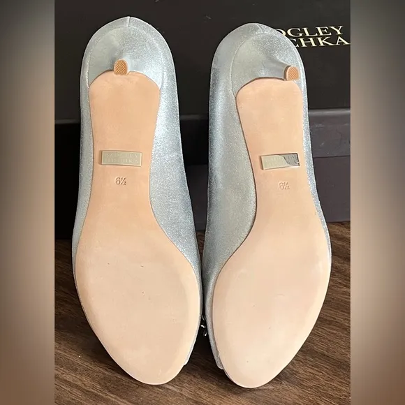 NIB Badgley Mischka ‘Nakita II’ Silver Leather, Peep Toe Kitten Heels, Size 6.5