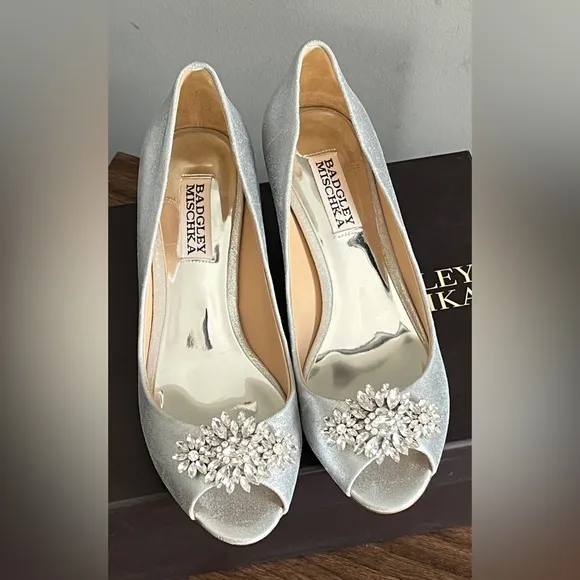 NIB Badgley Mischka ‘Nakita II’ Silver Leather, Peep Toe Kitten Heels, Size 6.5