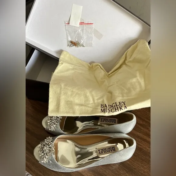 NIB Badgley Mischka ‘Nakita II’ Silver Leather, Peep Toe Kitten Heels, Size 6.5