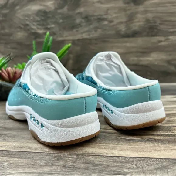NIB Easy Spirit 8W WIDE Traveltime Slip On Comfort Clogs Mules Palm Leaf Blue