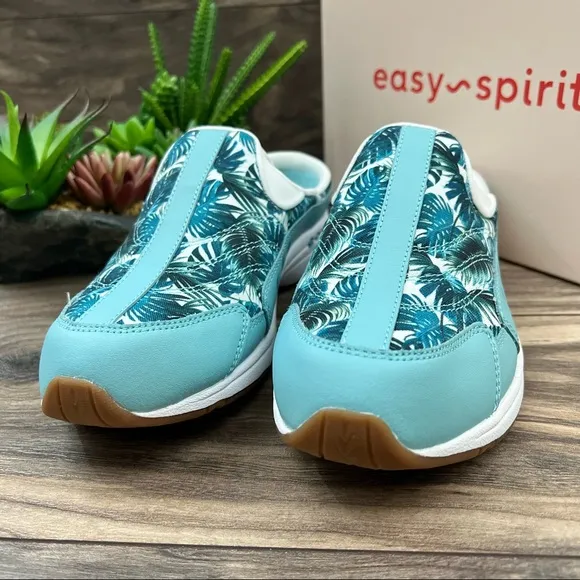 NIB Easy Spirit 8W WIDE Traveltime Slip On Comfort Clogs Mules Palm Leaf Blue