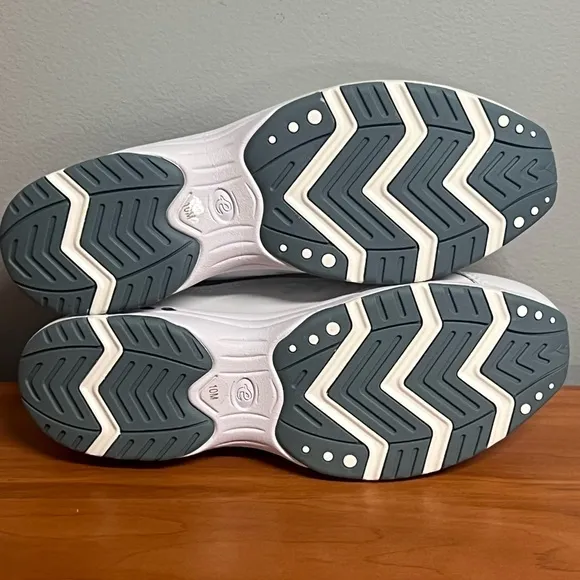 NIB Easy Spirit Women's Traveltime Classic White Clogs Size 10