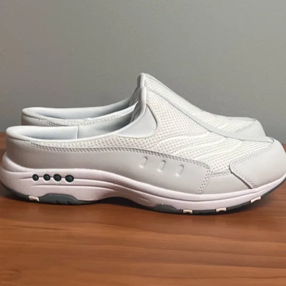 NIB Easy Spirit Women's Traveltime Classic White Clogs Size 10
