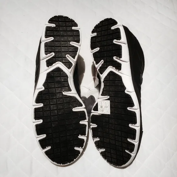 NIB Sketchers Slip Resistant Memory Foam Relaxed Fit Black Sneakers Size: 9.5