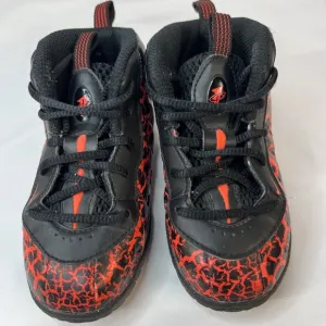 Nike Air Foamposite One cracked Lava Size 7c (TD)