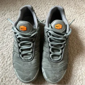 Nike Air Max Plus TN Dark Stucco Green Running Shoes AO5435-001 sz Size 4.5 Y