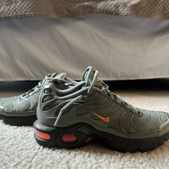 Nike Air Max Plus TN Dark Stucco Green Running Shoes AO5435-001 sz Size 4.5 Y