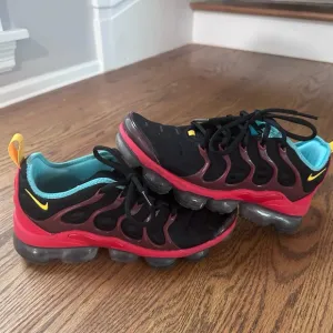Nike Black and Red Sneakers Sleek Design Performance