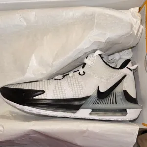 Nike Black and White Athletic Shoes with Modern Silhouette