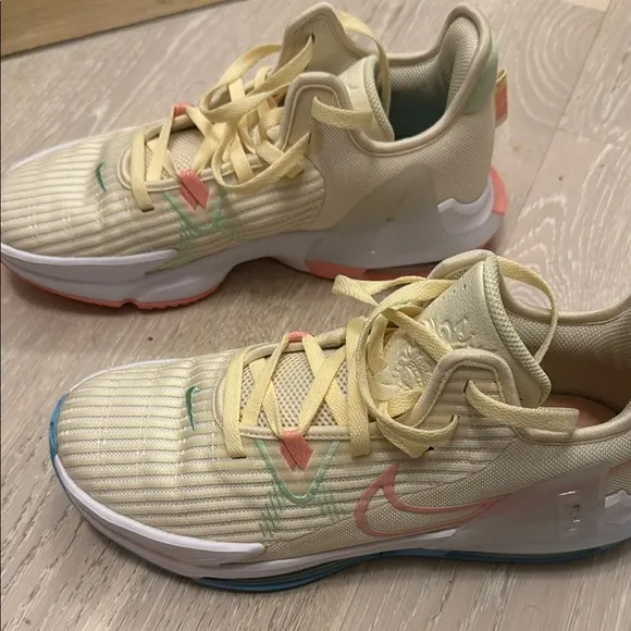 Nike Cream and Green Athletic Shoes with Modern Design