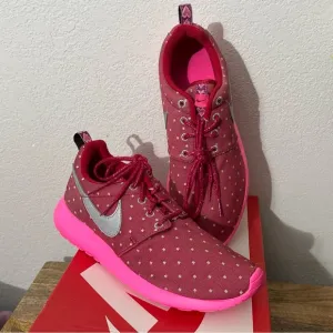 Nike Girls Roshe Run Running Shoes Pink Hearts Valentines Sz 6 Youth NEW