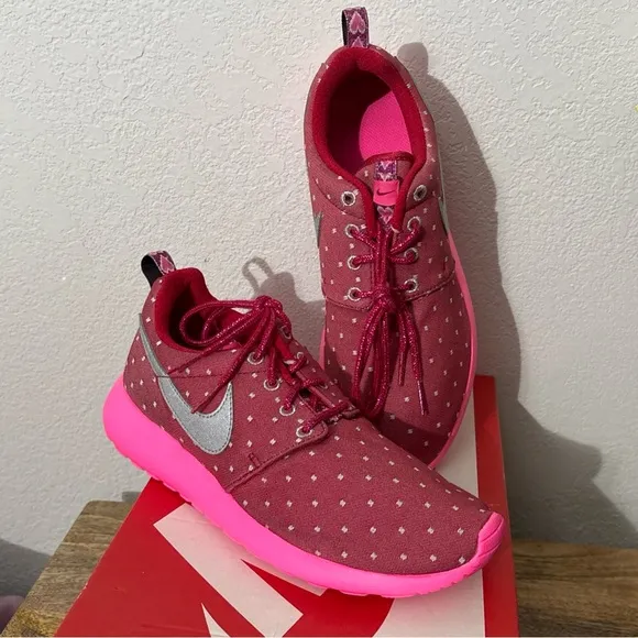Nike Girls Roshe Run Running Shoes Pink Hearts Valentines Sz 6 Youth NEW