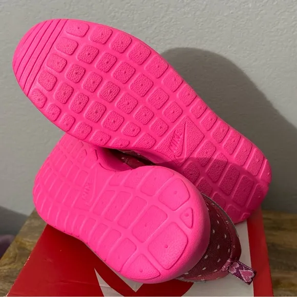 Nike Girls Roshe Run Running Shoes Pink Hearts Valentines Sz 6 Youth NEW