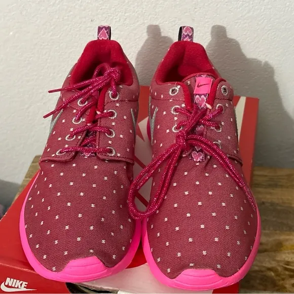 Nike Girls Roshe Run Running Shoes Pink Hearts Valentines Sz 6 Youth NEW