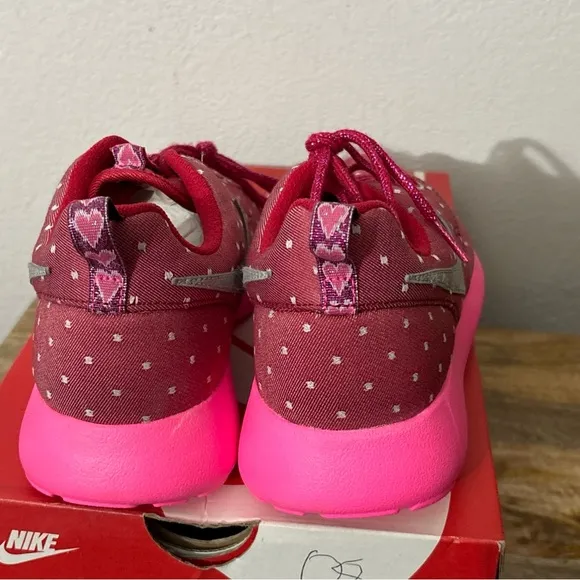 Nike Girls Roshe Run Running Shoes Pink Hearts Valentines Sz 6 Youth NEW