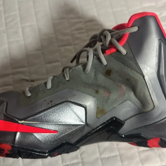 Nike LeBron XI Elite Kids Gray and Red Athletic Shoes 7Y