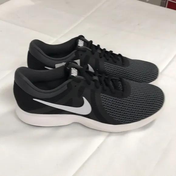 Nike Mens Revolution 4 Running Shoe size 10 US