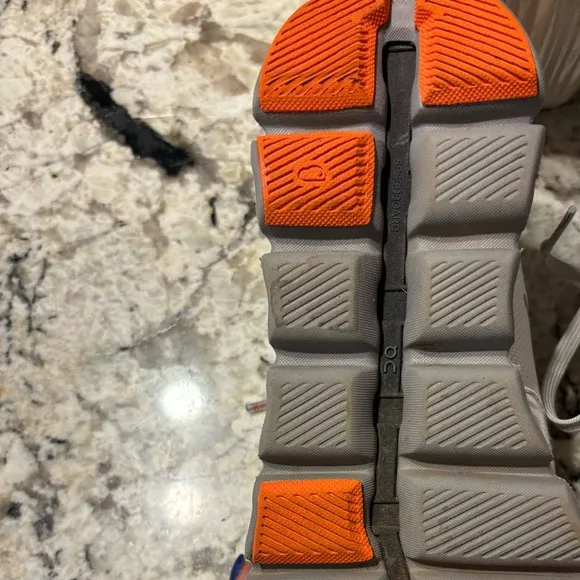 Nike On- Cloud White/Orange Size 7.5